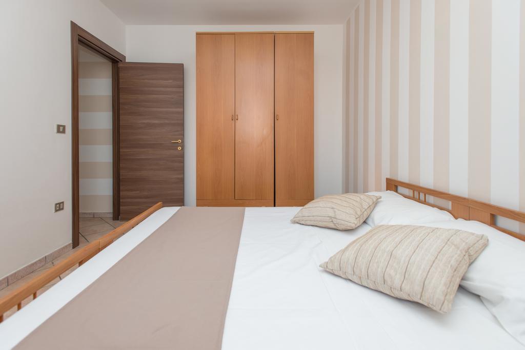 Blu Side Hotel & Residence ตอร์เร ซาน จิโอวานนิ อูเจนโต ภายนอก รูปภาพ